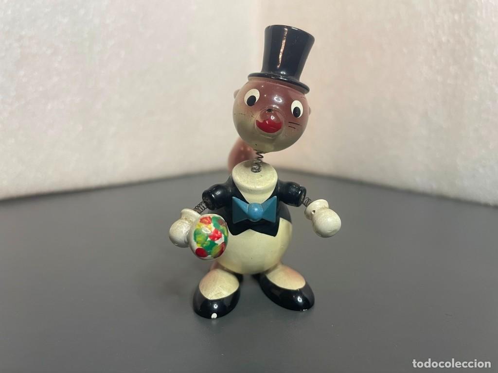 Juguetes antiguos: Figura Goula - Mapache con traje, chistera y ramo de flores