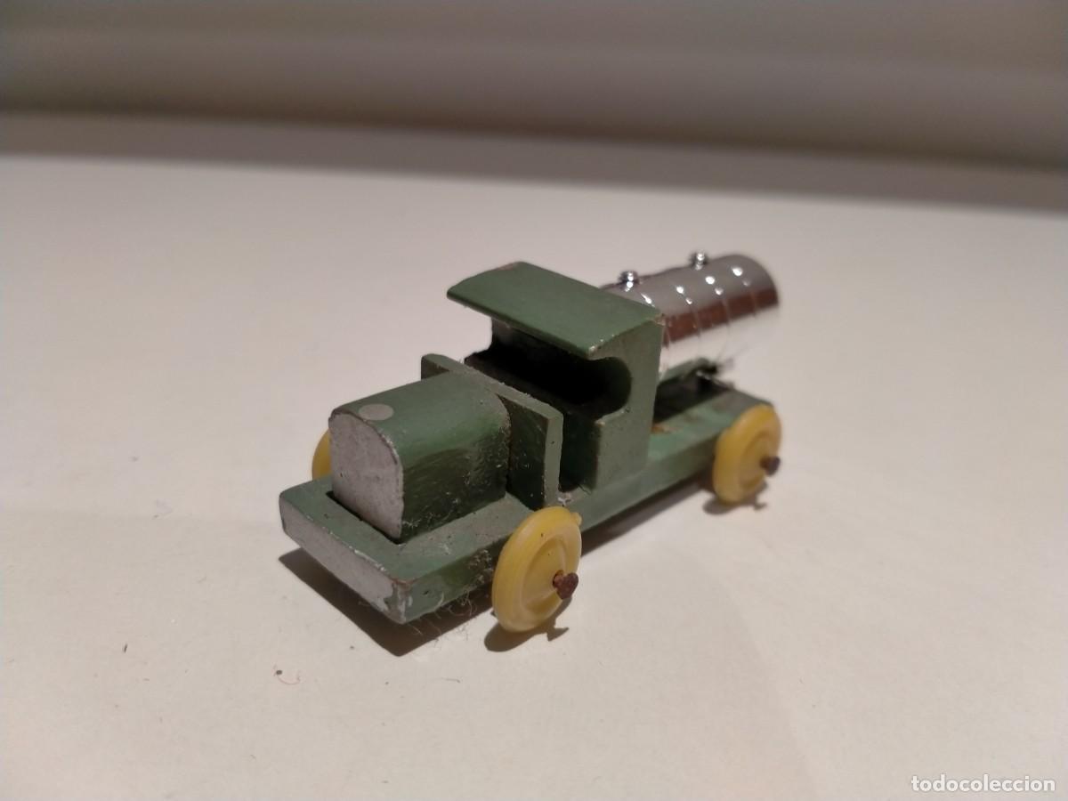 Juguetes antiguos: Cami&oacute;n cisterna miniatura Goula en madera y pl&aacute;stico r&iacute;gido