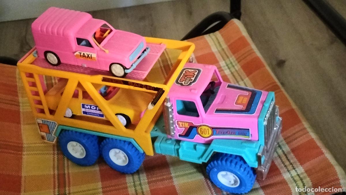 Juguetes antiguos: ANTIGUO CAMION PORTACOCHES MARCA TIK DE ZARAGOZA CON COCHES VAM