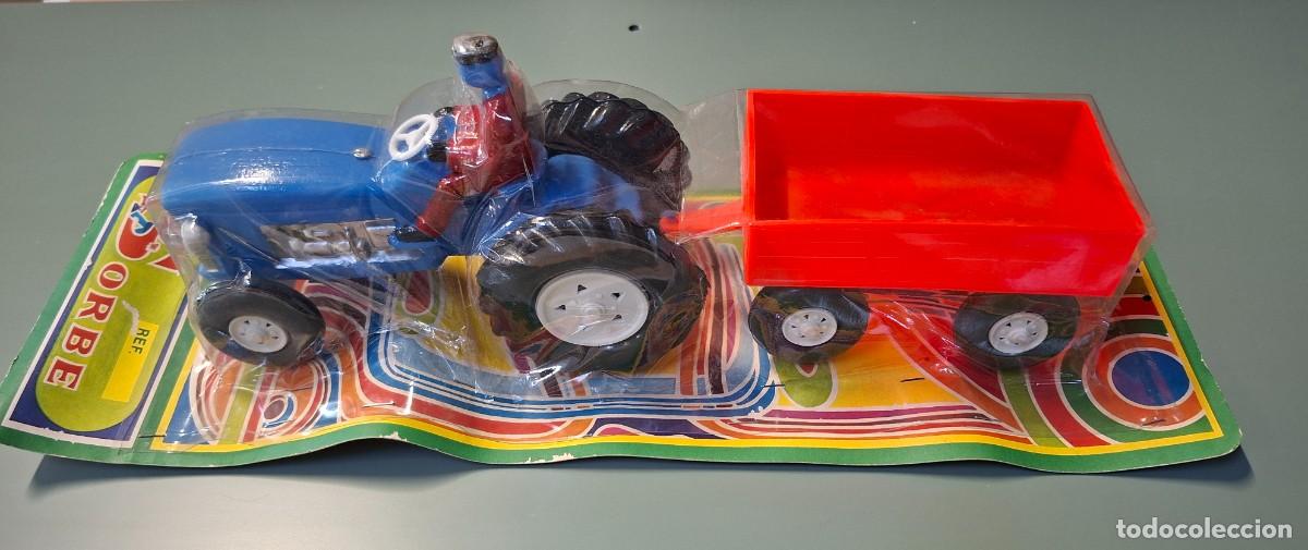 Juguetes antiguos: ANTIGUO TRACTOR DE PLASTICO CON REMOLQUE, JUGUETES SORBE, EN BLISTER ORIGINAL, 38 CM LARGO ...A3577