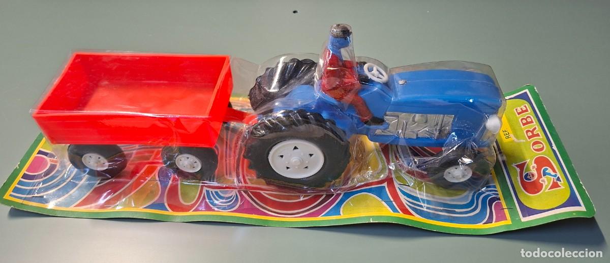 Juguetes antiguos: ANTIGUO TRACTOR DE PLASTICO CON REMOLQUE, JUGUETES SORBE, EN BLISTER ORIGINAL, 38 CM LARGO ...A3577