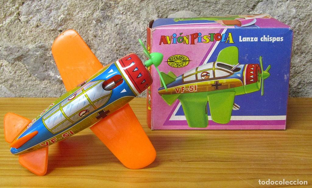 Juguetes antiguos: AVION PISTOLA LANZA CHISPAS DE BERNABEU GISBERT - EN SU CAJA ORIGINAL - A&Ntilde;OS 70
