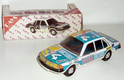 Antikes Blechspielzeug: ANTIGUO COCHE DE PAYA DE HOJALATA LITOGRAFIADA R-18 CON PUBLICIDAD DE DUCADOS Y DE CARRERAS