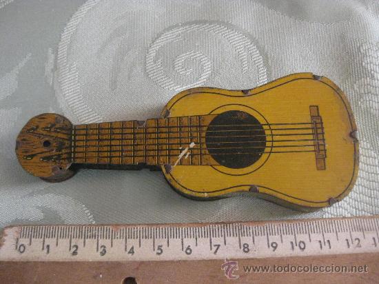 Juguetes antiguos de hojalata: GUITARRITA DE HOJALATA ANTIGUA - - Foto 1