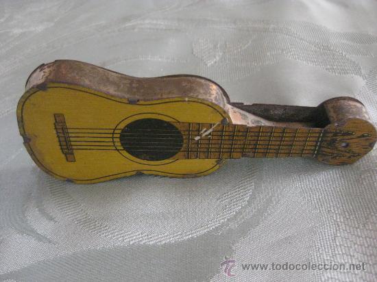 Juguetes antiguos de hojalata: GUITARRITA DE HOJALATA ANTIGUA - - Foto 2