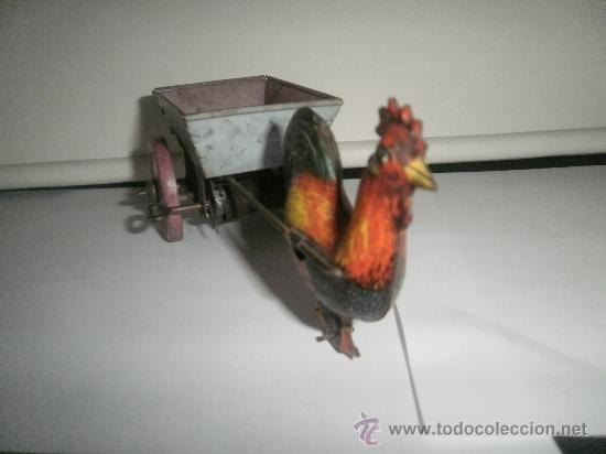 Juguetes antiguos de hojalata: GALLINA CON CARRETA - Foto 3