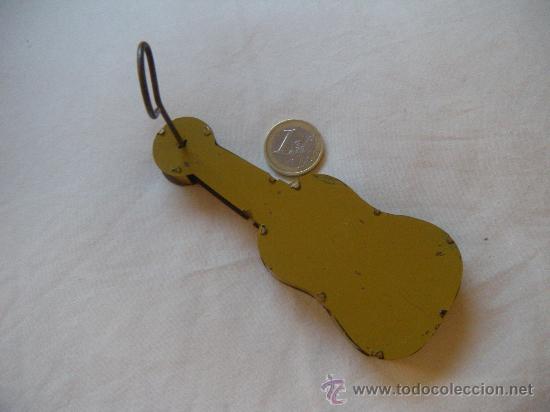 Juguetes antiguos de hojalata: ANTIGUA CARRACA CON FORMA DE GUITARRA - Foto 2
