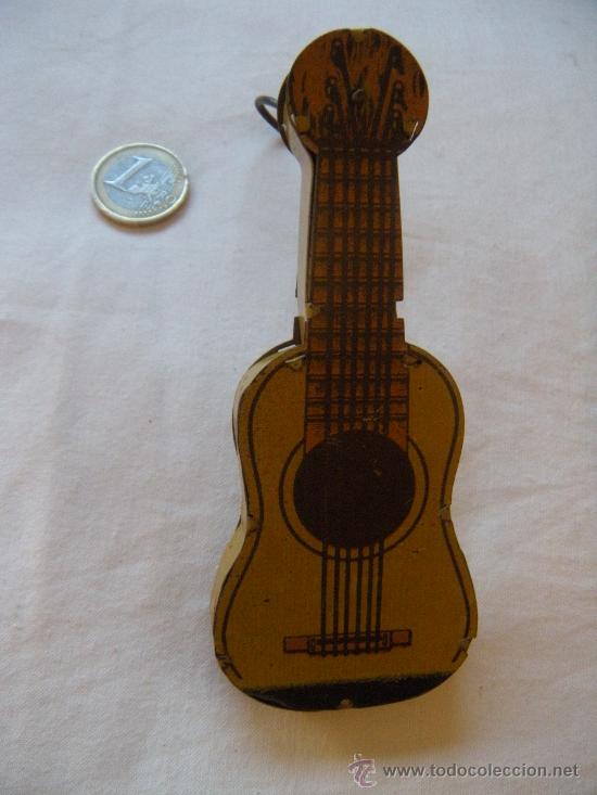 Juguetes antiguos de hojalata: ANTIGUA CARRACA CON FORMA DE GUITARRA - Foto 3