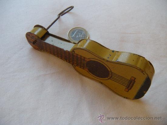 Juguetes antiguos de hojalata: ANTIGUA CARRACA CON FORMA DE GUITARRA - Foto 1