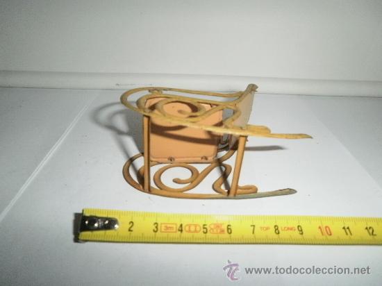 Juguetes antiguos de hojalata: PRECIOSA MECEDORA DE RICO   EN - Foto 3