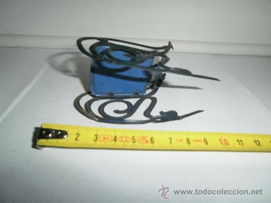 Juguetes antiguos de hojalata: PRECIOSA MECEDORA - Foto 3