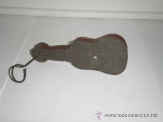 Juguetes antiguos de hojalata: CARRACA DE RICO - GUITARRA - Foto 2