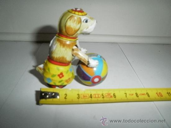 Juguetes antiguos de hojalata: PRECIOSA PERRITA CON BOLA . - Foto 1