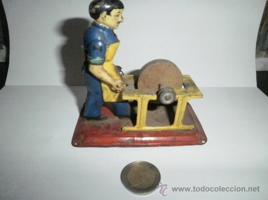 Juguetes antiguos de hojalata: AFILADOR HOJALATA - Foto 2