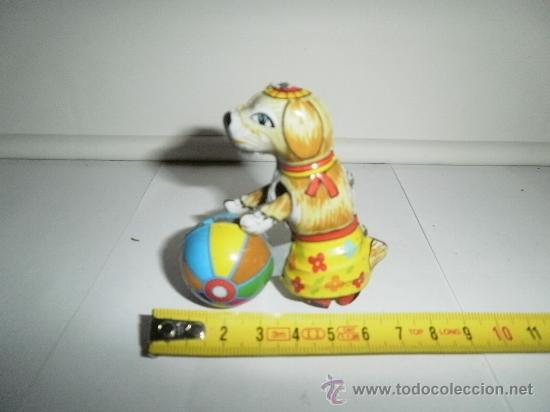 Juguetes antiguos de hojalata: PRECIOSA PERRITA CON BOLA . - Foto 3