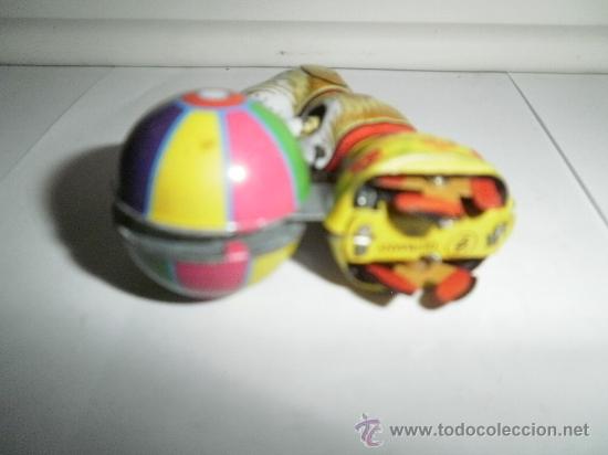 Juguetes antiguos de hojalata: PRECIOSA PERRITA CON BOLA . - Foto 2