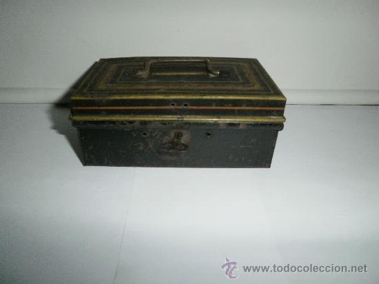 Juguetes antiguos de hojalata: HUCHA DE HOJALATA CON SU LLAVE - Foto 1