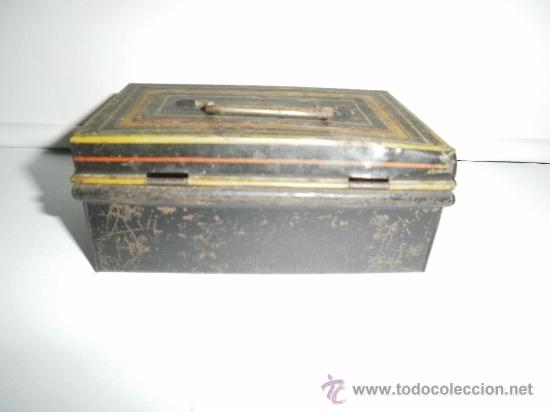 Juguetes antiguos de hojalata: HUCHA DE HOJALATA CON SU LLAVE - Foto 2