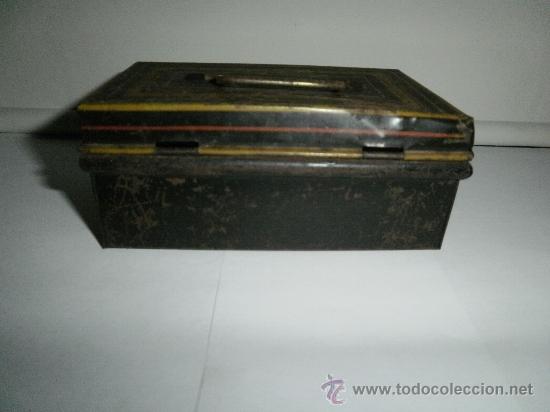 Juguetes antiguos de hojalata: HUCHA DE HOJALATA CON SU LLAVE - Foto 3