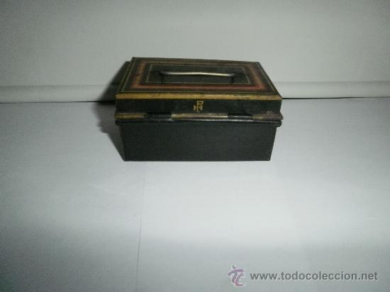 Juguetes antiguos de hojalata: HUCHA DE HOJALATA CON SU LLAVE - Foto 2