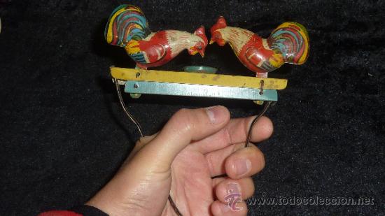 Juguetes antiguos de hojalata: Gallinas de hojalata de juguete, se mueven. Antiguas. - Foto 4 - 31050069