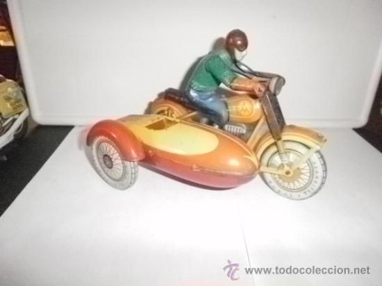 Juguetes antiguos de hojalata: MOTO CON SIDECAR FUREING - Foto 2