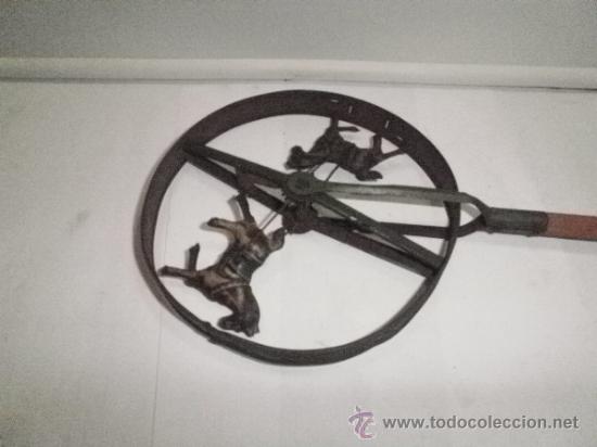 Juguetes antiguos de hojalata: CORREPASILLOS DE RICO - Foto 1