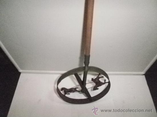 Juguetes antiguos de hojalata: CORREPASILLOS DE RICO - Foto 2