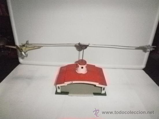 Juguetes antiguos de hojalata: ANGAR AVIONES DE PAYA - Foto 1