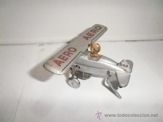 Juguetes antiguos de hojalata: AVION HOJALATA CON MU&Ntilde;ECO - Foto 1