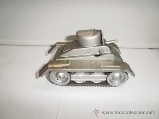 Juguetes antiguos de hojalata: TANQUE LE DAS CUERDA Y HECHA CHISPAS. - Foto 1