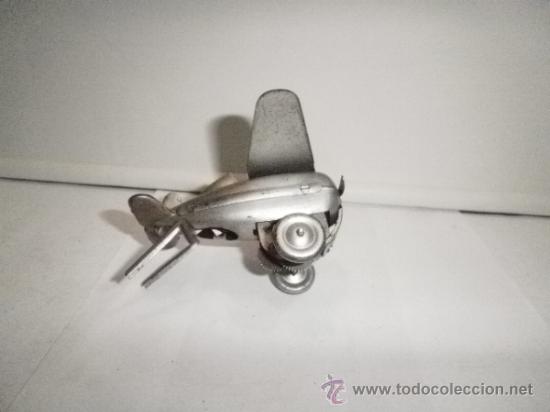 Juguetes antiguos de hojalata: AVION HOJALATA CON MU&Ntilde;ECO - Foto 2