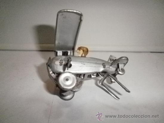 Juguetes antiguos de hojalata: AVION HOJALATA CON MU&Ntilde;ECO - Foto 4