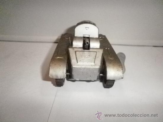 Juguetes antiguos de hojalata: TANQUE LE DAS CUERDA Y HECHA CHISPAS. - Foto 2