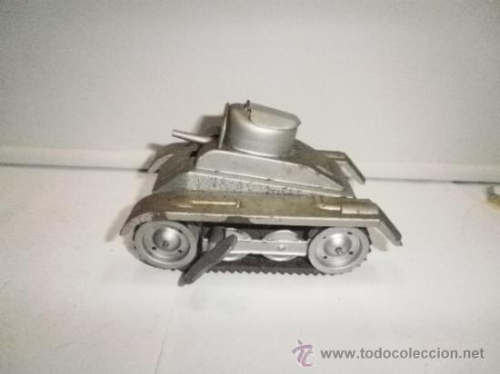Juguetes antiguos de hojalata: TANQUE LE DAS CUERDA Y HECHA CHISPAS. - Foto 3