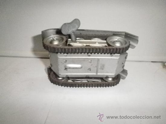 Juguetes antiguos de hojalata: TANQUE LE DAS CUERDA Y HECHA CHISPAS. - Foto 4