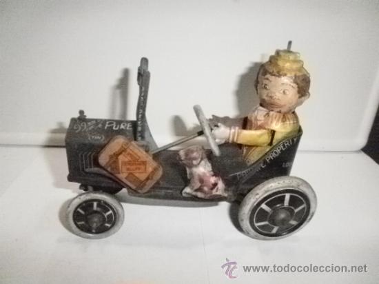 Juguetes antiguos de hojalata: PERSONAJE CON PERRO Y MALETA - Foto 1