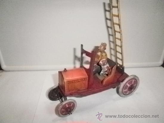 Juguetes antiguos de hojalata: PERSONAJE CON ESCALERA HOOK LADDER - Foto 1