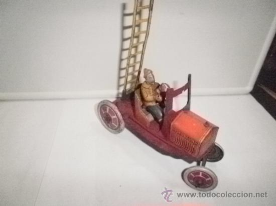 Juguetes antiguos de hojalata: PERSONAJE CON ESCALERA HOOK LADDER - Foto 2