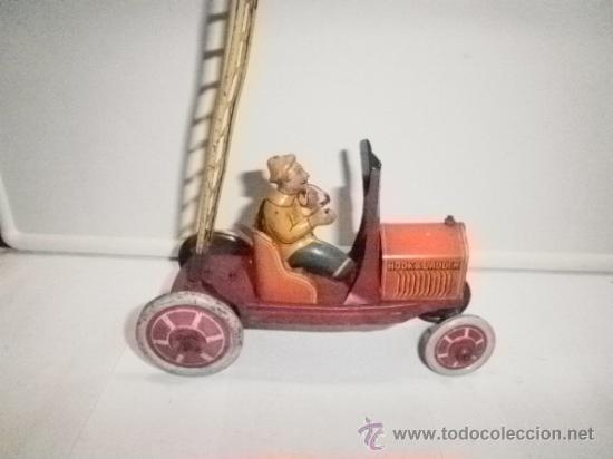Juguetes antiguos de hojalata: PERSONAJE CON ESCALERA HOOK LADDER - Foto 3