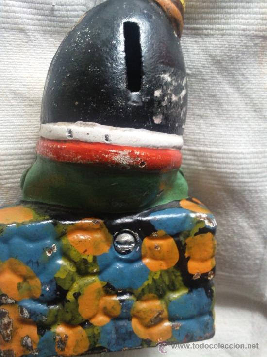 Juguetes antiguos de hojalata: Muy antigua hucha de hierro - Foto 4
