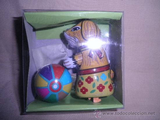 Juguetes antiguos de hojalata: PERRO CON PELOTA DE HOJALATA - Foto 1