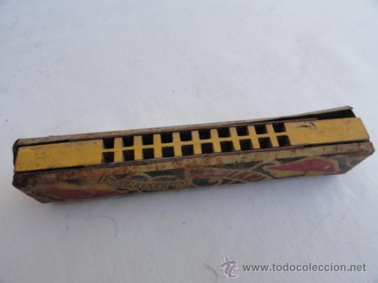 Juguetes antiguos de hojalata: ANTIGUO ARMONICA, MARCA INVICTA, DE HOJALATA. - Foto 2
