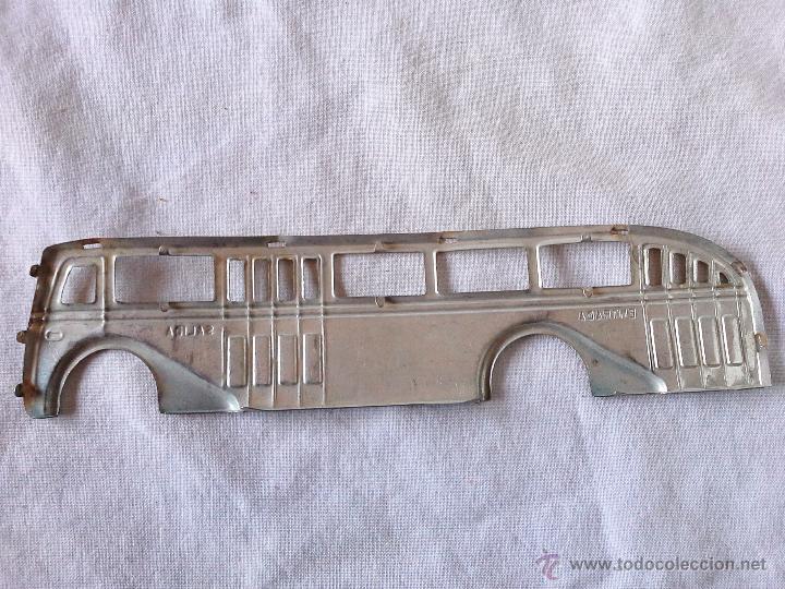 Juguetes antiguos de hojalata: Lateral de autob&uacute;s de lata. - Foto 2