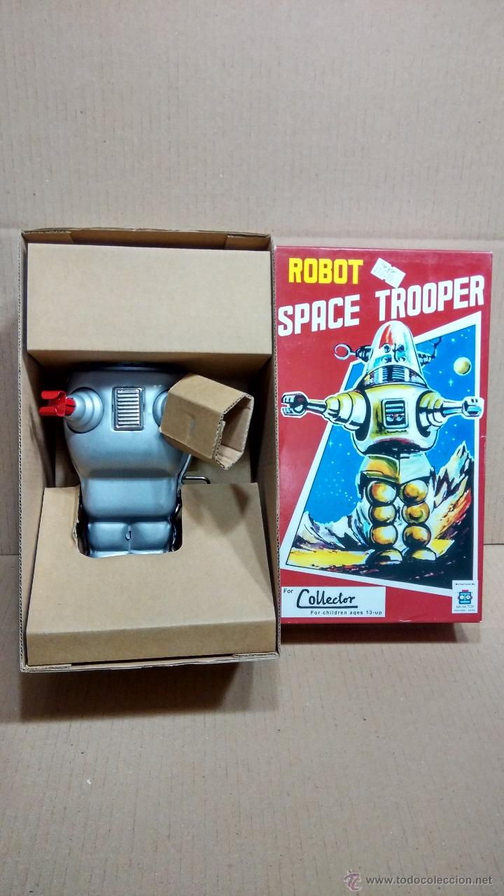 Juguetes antiguos de hojalata: Robot a Estrenar a Cuerda Space Trooper - Foto 1