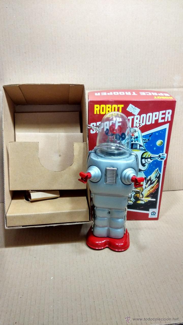 Juguetes antiguos de hojalata: Robot a Estrenar a Cuerda Space Trooper - Foto 2