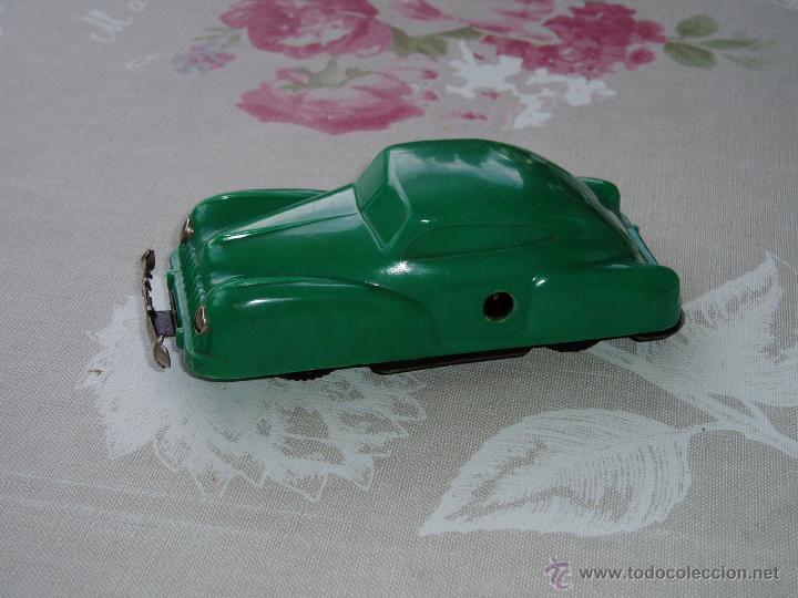 Juguetes antiguos de hojalata: Coche Mecanismo extra&ntilde;o 1950 - Foto 1