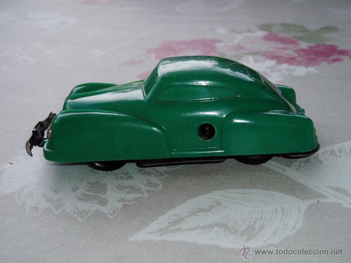 Juguetes antiguos de hojalata: Coche Mecanismo extra&ntilde;o 1950 - Foto 2
