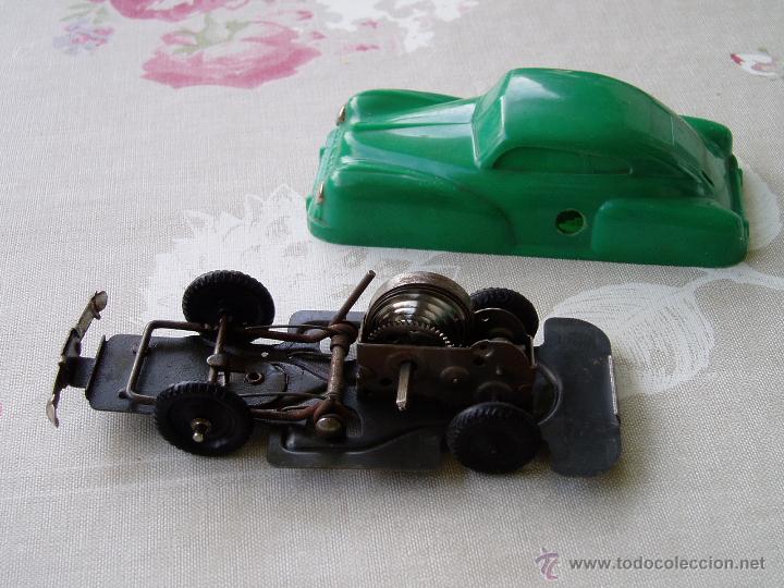 Juguetes antiguos de hojalata: Coche Mecanismo extra&ntilde;o 1950 - Foto 5