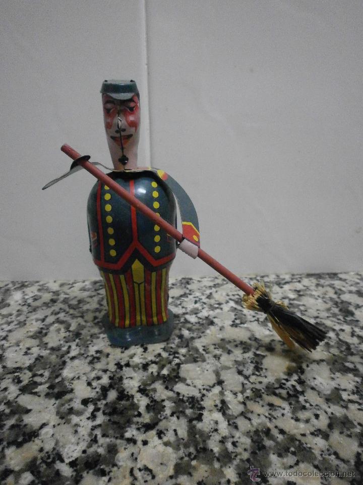 Juguetes antiguos de hojalata: BARRENDERO DE  PAYA - Foto 1